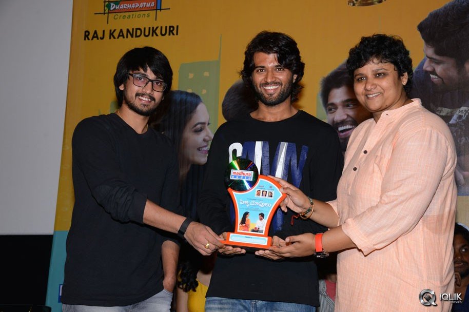 Pelli-Chupulu-Movie-Abhinandhana-Sabha